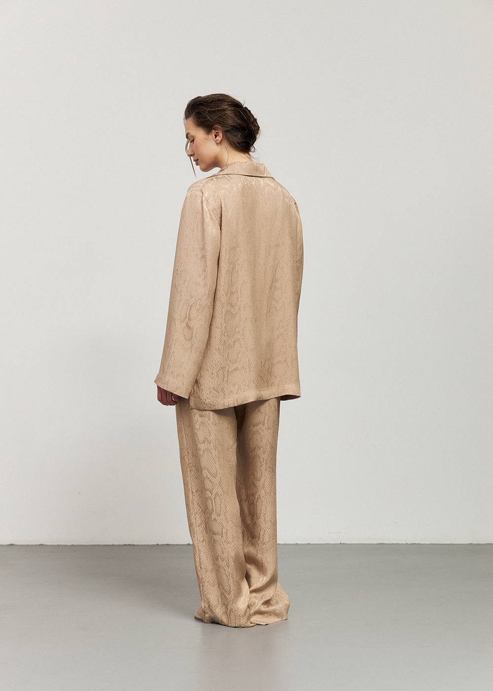 BEIGE PANTS WITH ANIMAL REPTILES PRINT 1